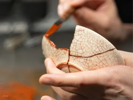 close-up-kintsugi-plate-making-process.jpg.webp close-up-kintsugi-plate-making-process.jpg.webp