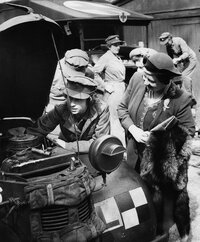 elizabeth-as-mechanic-9.jpg