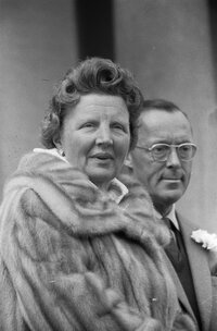 Bloemendefile_voor_koningin_Juliana_op_Paleis_Soestdijk,_koppen_van_Prinses_Bea,_Bestanddeelnr...jpg